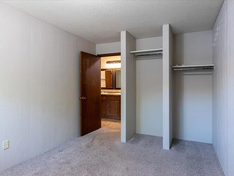 1703 S Broadway St — Photo 14