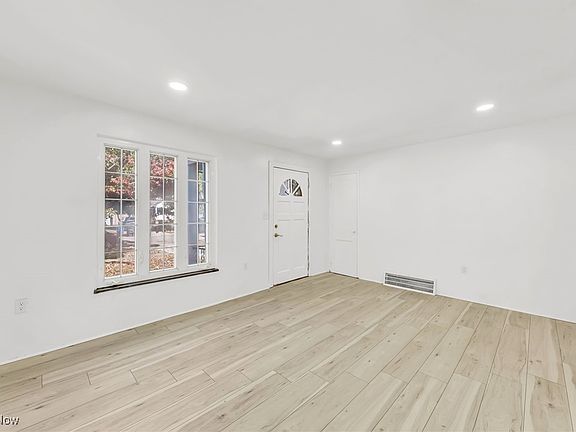 4th image of 18805 Parkmount Ave