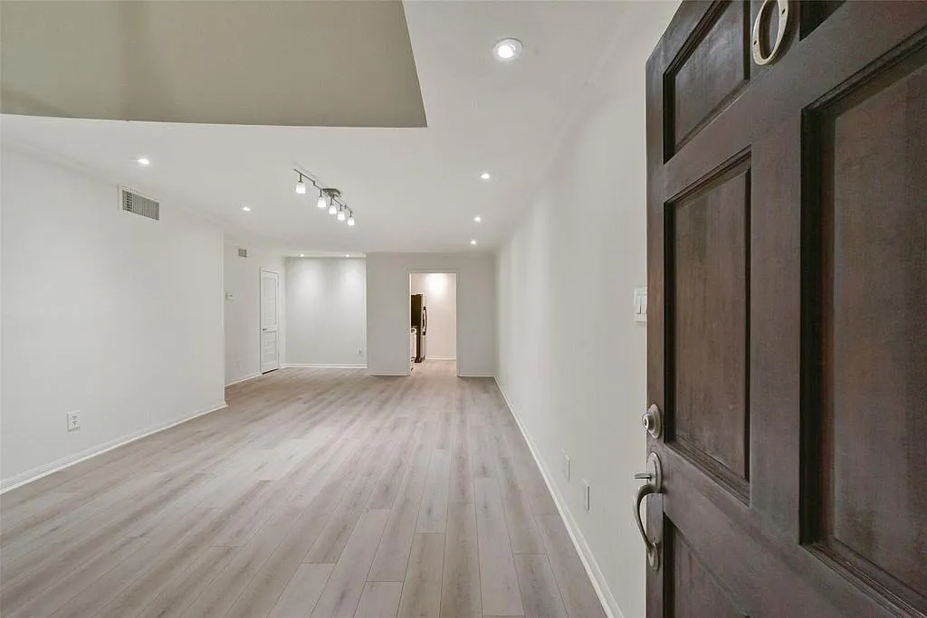 2 bed, 1157 sqft, $2,000 — Photo 1