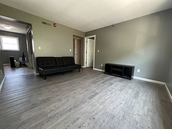 5th image of 527 Grant Ave #202