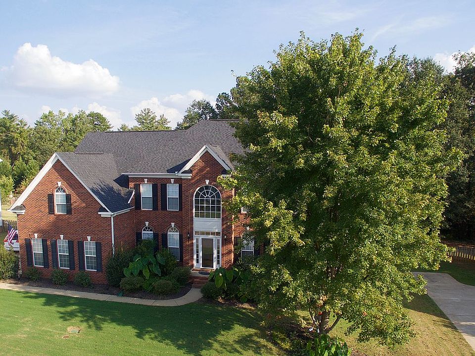 2nd image of 100 Pond Terrace Ln