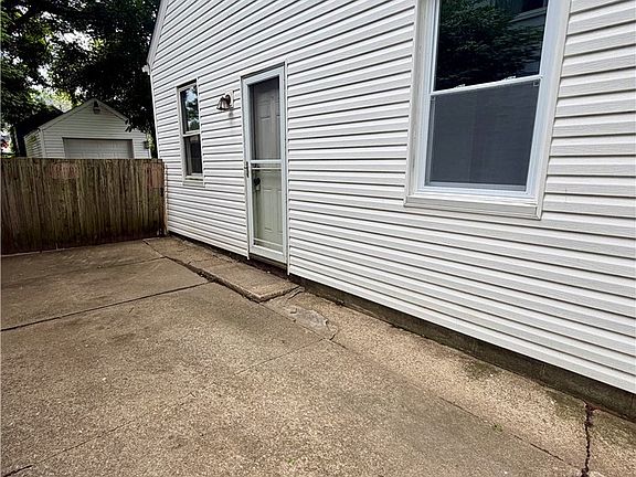 4th image of 839 Sarcee Ave