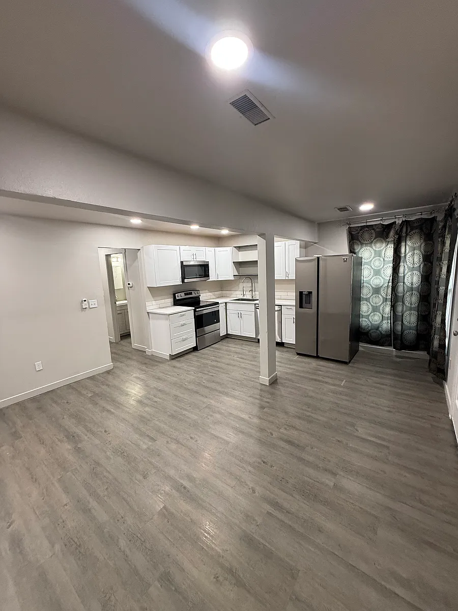 Building Photo - 26 E 3rd Ave #1
