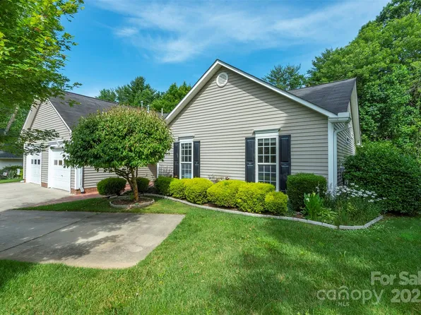 16 Red Barn Ln, Fletcher, NC 28732