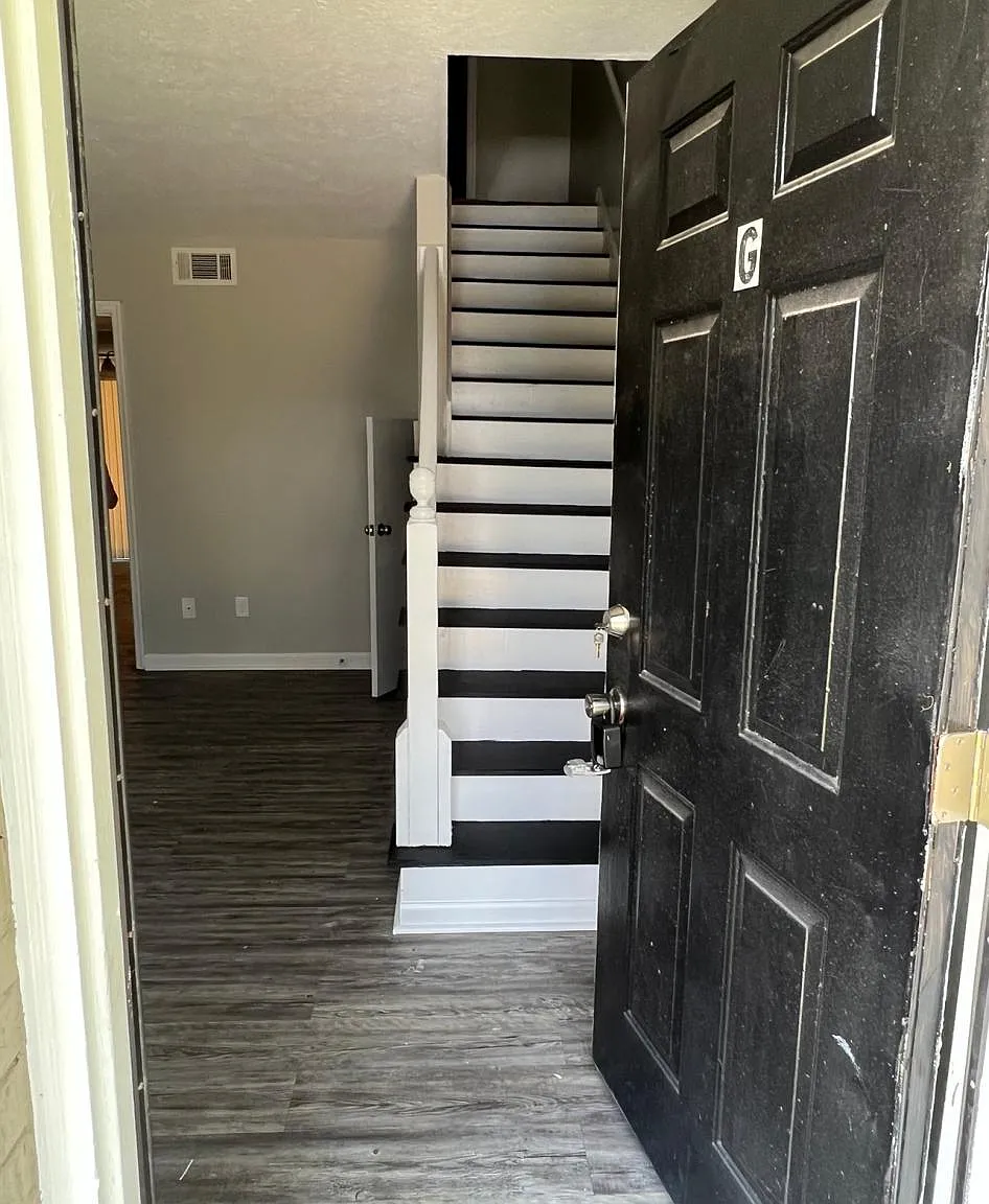 2 bed, 1.5 bath, 1035 sqft, $995 — Photo 2