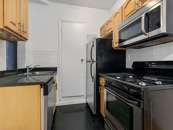 3rd image of 338 W 49th St #2RW1
