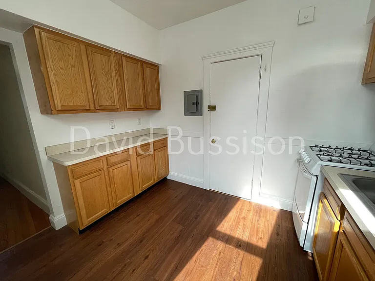 127 Sutherland Rd #E — Photo 7
