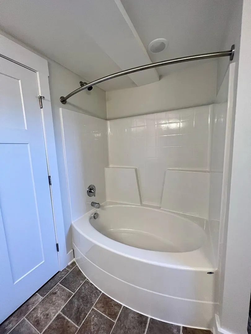 Spacious Two Bedroom in Heart of Downtown Fredericksburg — Photo 3