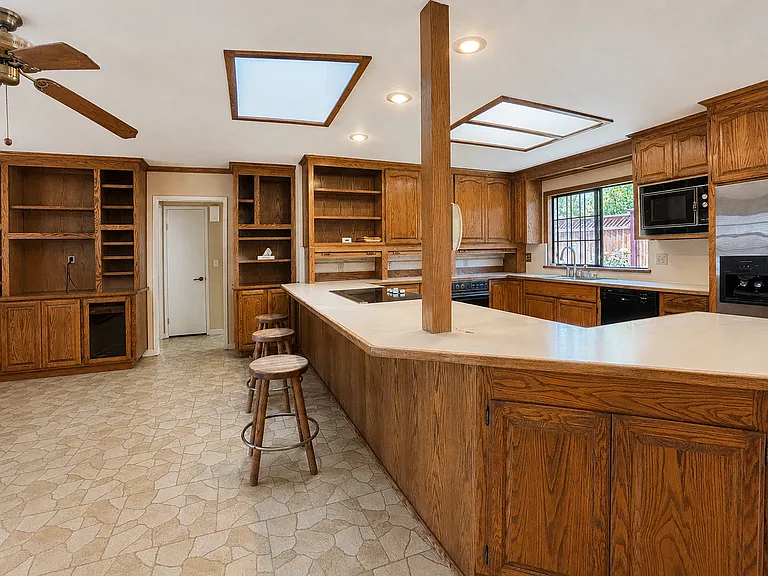 1220 Deer Rd — Photo 5