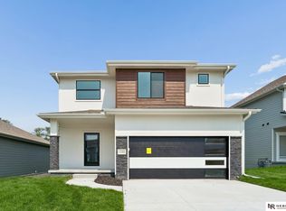 11302 Portage Cir, Papillion, NE 68046