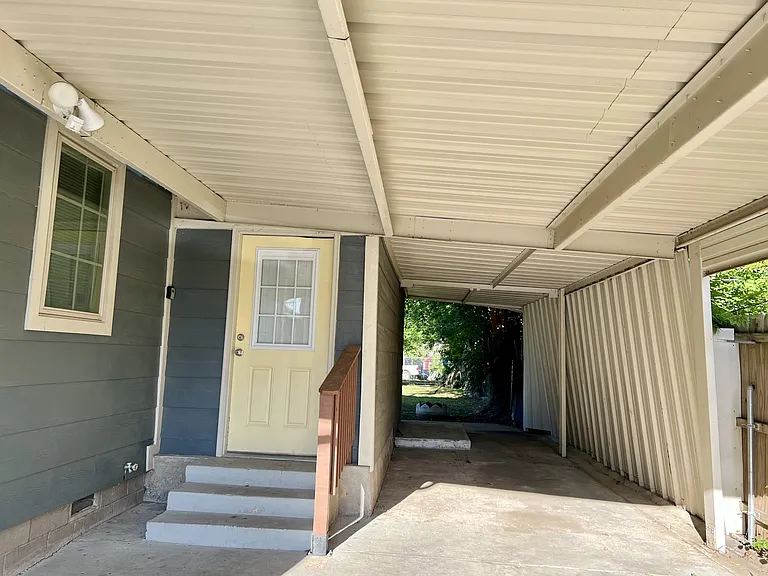 107 N Gillette Ave — Photo 3