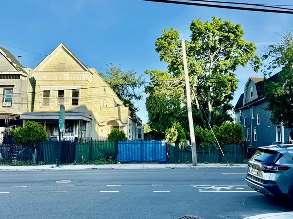 546 Garfield Avenue image 1 of 12