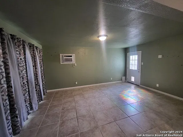 3 bed, 1.0 bath, 1128 sqft, $1,650 — Photo 4