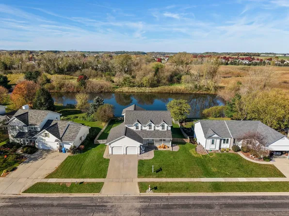 1102 N Fairbrook Dr, Waunakee, WI 53597