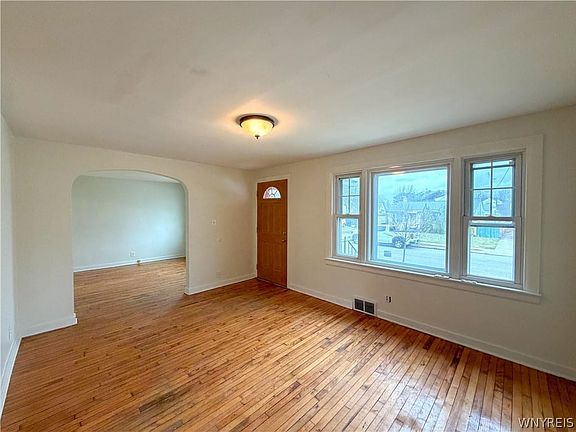 5th image of 221 Evergreen Pl