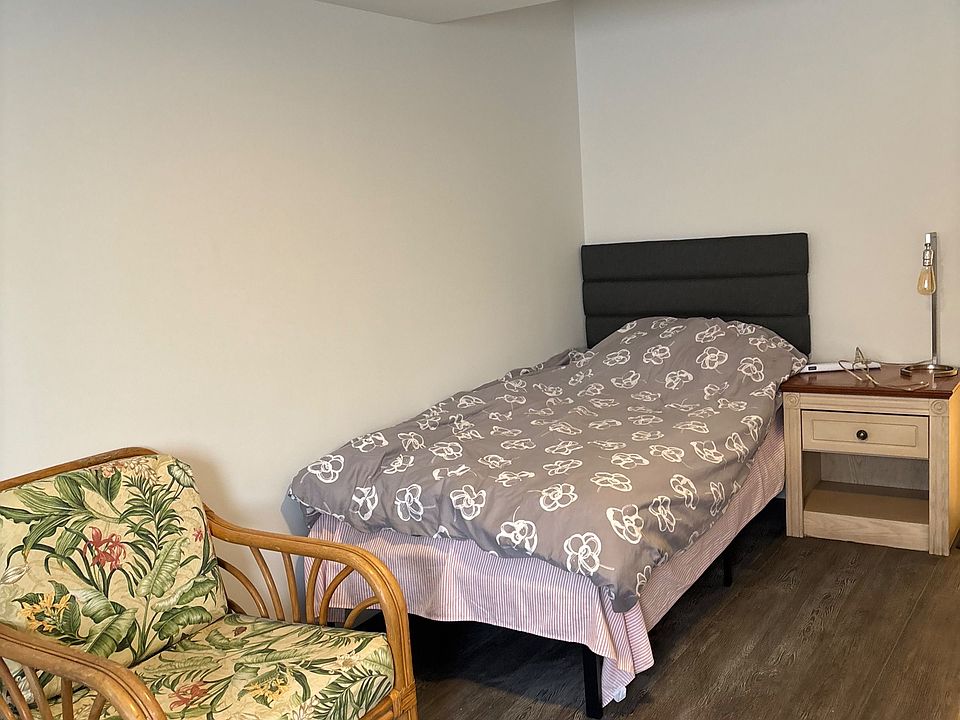 1st image of 850 Clarkson Rd S Room A