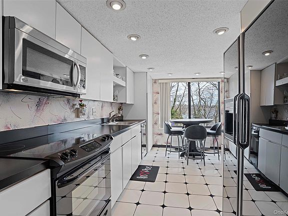 4th image of 500 High Point Drive #211