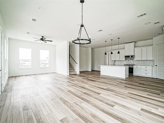 4th image of 2926 Seargent Street