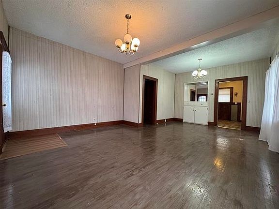 3rd image of 214 N Kansas Ave