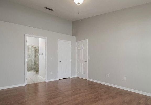 5th image of 597 Queensbridge Dr