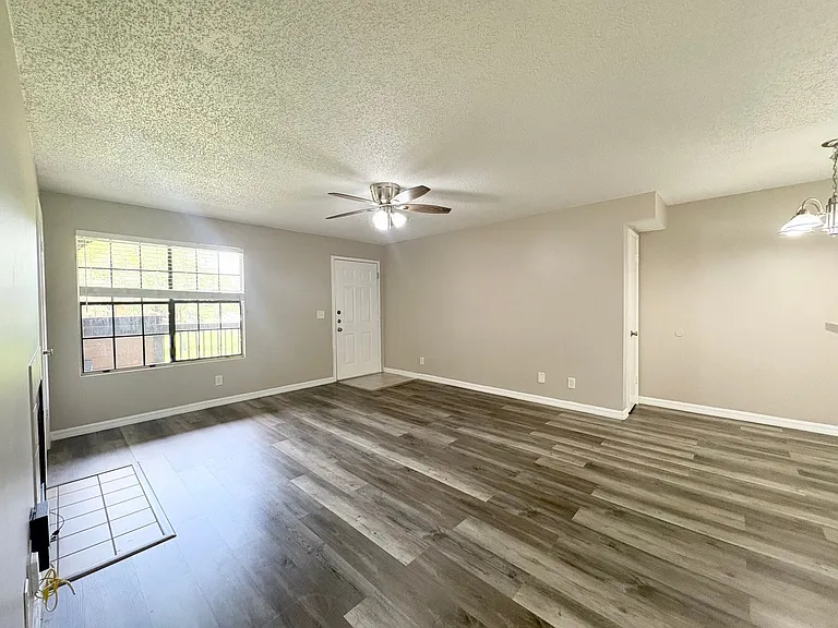 380 Lakepointe Dr #204 — Photo 4