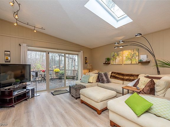 5th image of 9822 Pebble Brook Ln