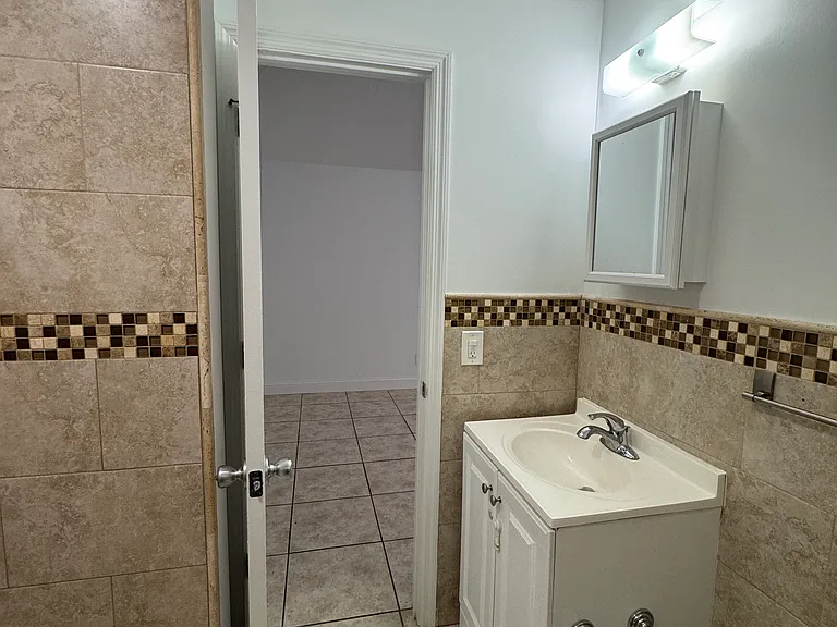 1135 W 28th St #6 — Photo 14