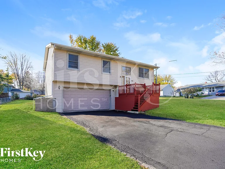 3219 W Beach Dr — Photo 2