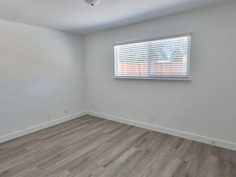 132 Hyannis Ct — Photo 9