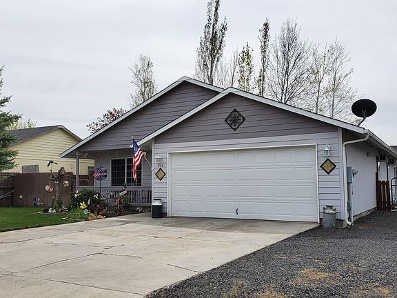2nd image of 936 NE Snowberry St