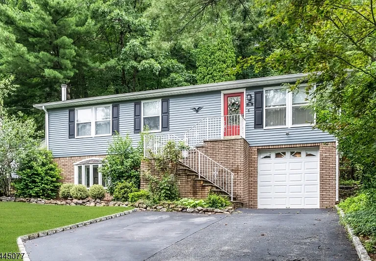 76 Valley View Dr — Photo 2