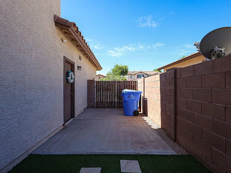2744 E Donato Dr — Photo 35
