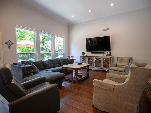 2nd image of 3807 Meadowdale Ln