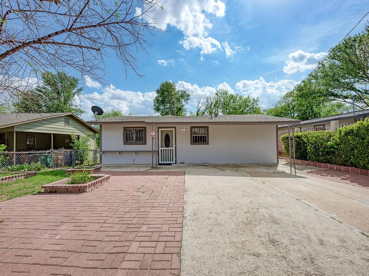 3 bed, 3.0 bath, 2205 sqft, $1,800 — Photo 2