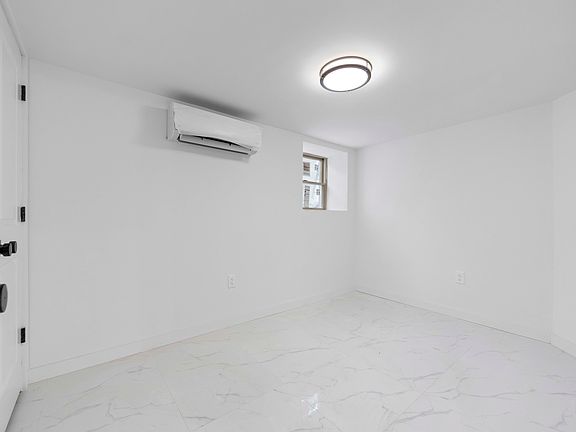4th image of 291 Montgomery St #4
