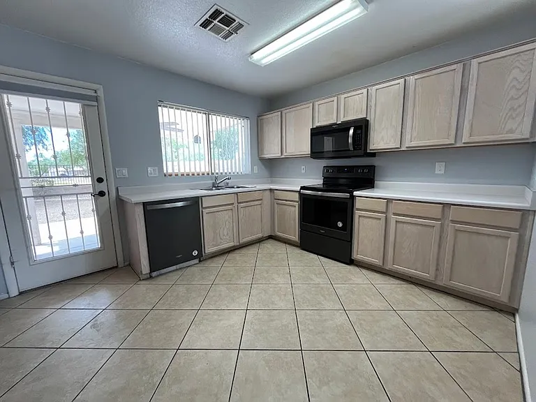 4518 N 84th Ave — Photo 5