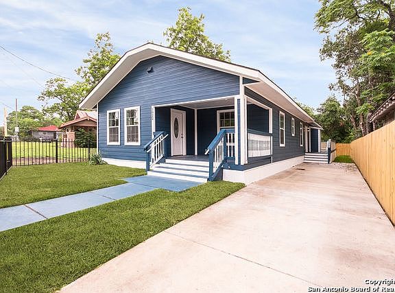 2nd image of 1022 S New Braunfels Ave