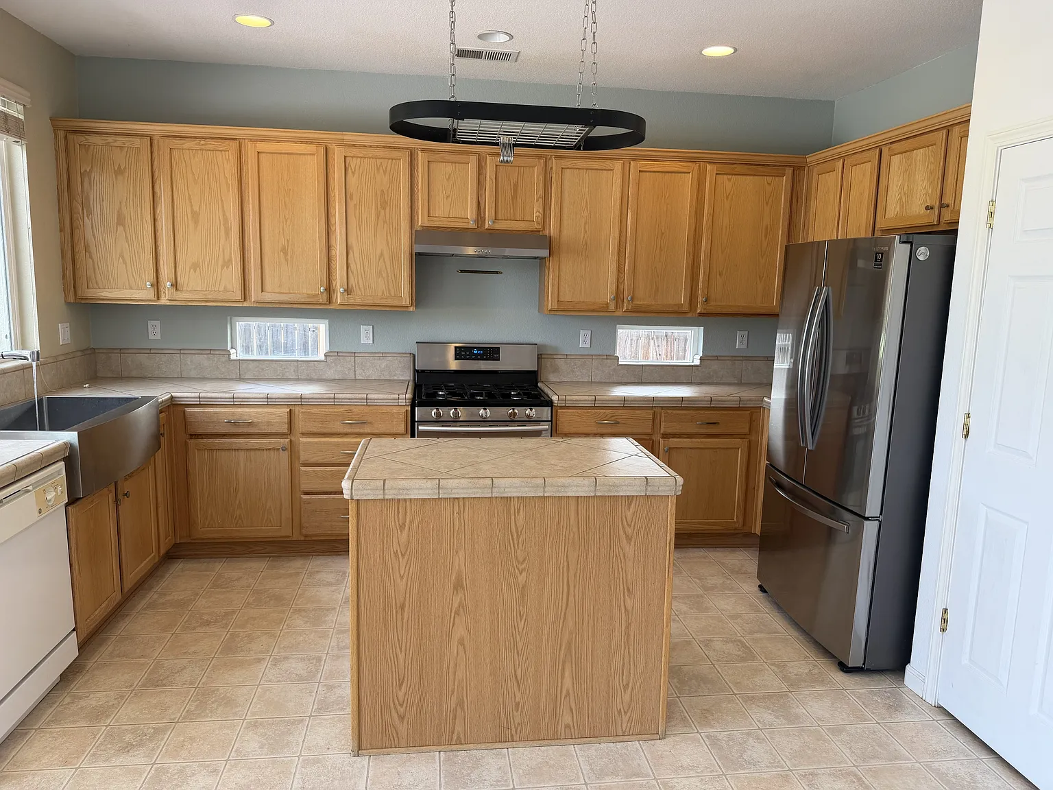 932 Lakeview Drive - 1 — Photo 3