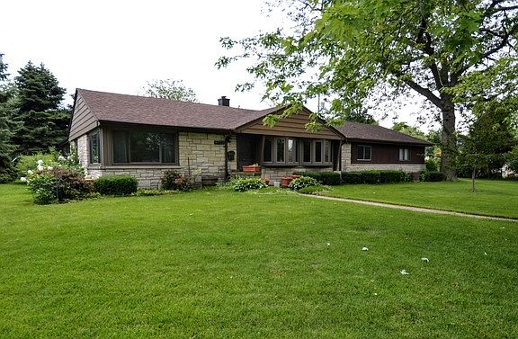2nd image of 4905 Stone Circle Dr