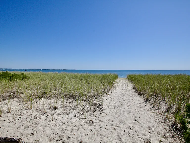 36 Gardiners Bay Dr — Photo 5