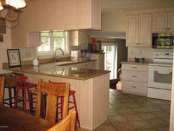5th image of 411 S Moorland Dr