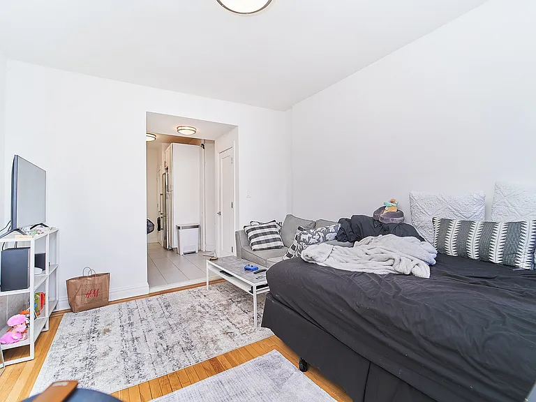 236 E 33rd St #4D — Photo 3