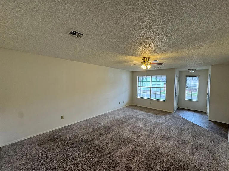 312 S 11th Pl — Photo 2