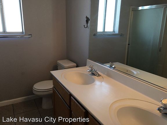 3rd image of 1020 Desert View Dr