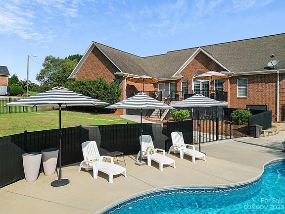 4th image of 140 Wintergreen Cir