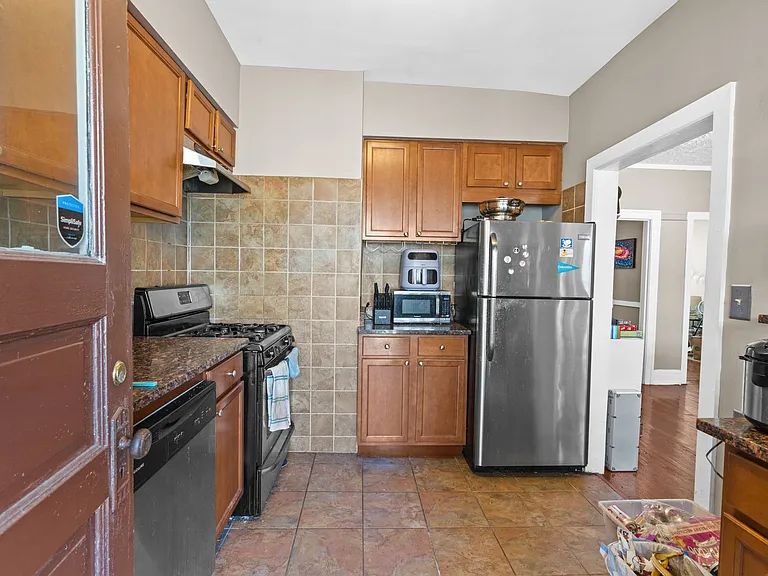 3501 N Pine Grove Ave — Photo 17