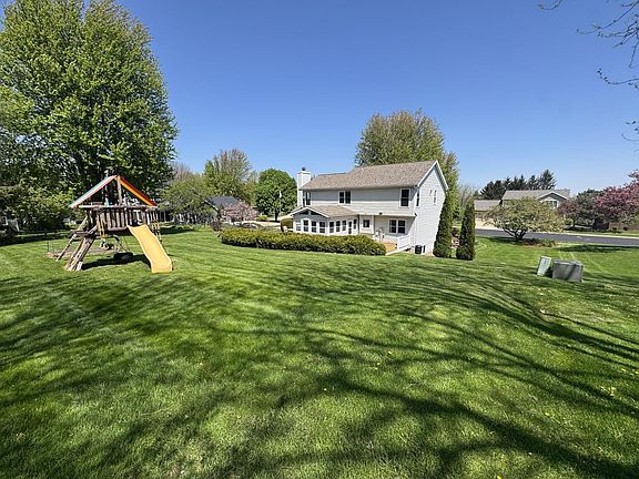 3rd image of 829 Foxfield ROAD