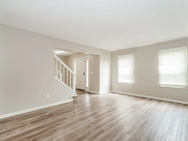 1127 Crestview St — Photo 6