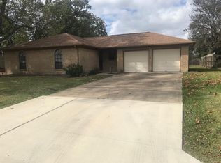 304 Hickory St, Lake Jackson, TX 77566