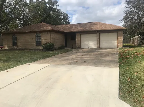 304 Hickory St, Lake Jackson, TX 77566